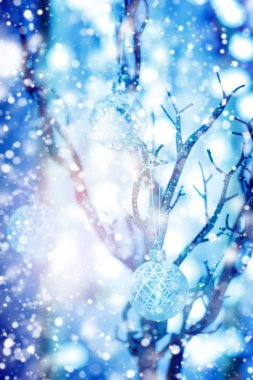 Baubles çizilmiş kar altında gümüş ağaç üzerinde