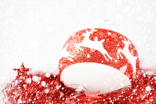 Decorazioni natalizie sotto la neve — Foto Stock