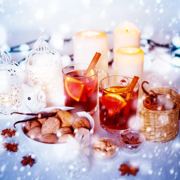 Kerstversiering met glühwein en sneeuw — Stockfoto