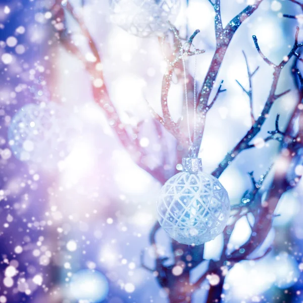 Weihnachten verschwommener Hintergrund mit Christbaumkugel — Stockfoto