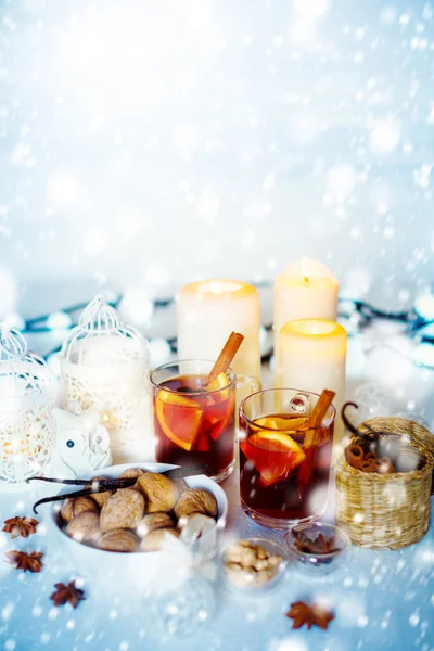 Ozdoby choinkowe z grzanym winem i śnieg — Zdjęcie stockowe