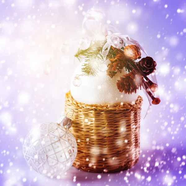Beyaz toplarla Noel süslemesi — Stok fotoğraf