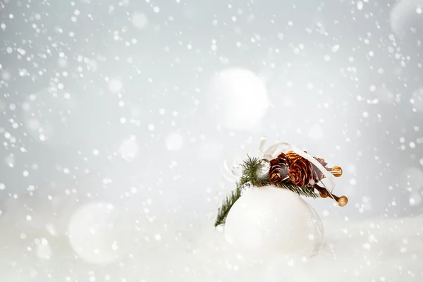 Decorazione natalizia con Bauble bianco — Foto Stock