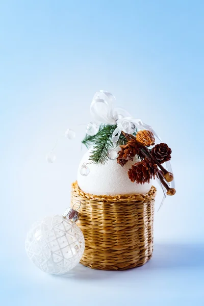 Beyaz topları ile basit Noel dekorasyon — Stok fotoğraf