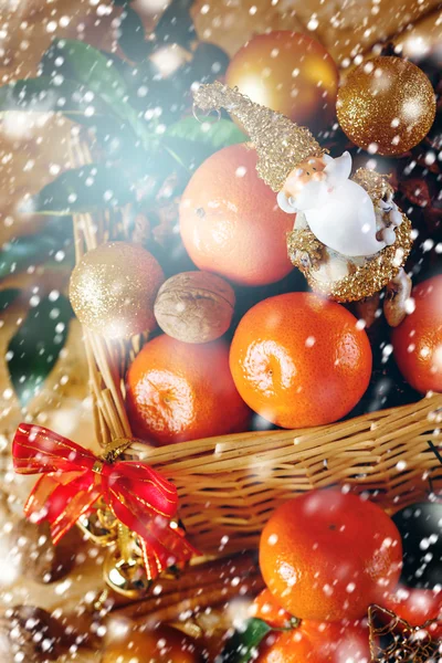 Decoraciones de Navidad con mandarina y juguete Santa — Foto de Stock