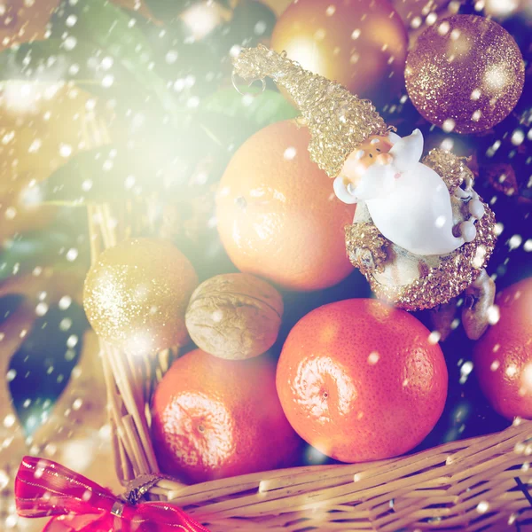 Decoraciones de Navidad con mandarina y juguete Santa —  Fotos de Stock