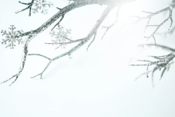 Ramo de prata de Natal e flocos de neve metálicos — Fotografia de Stock
