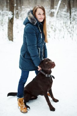 Köpeğiyle oynayan genç güzel kadın