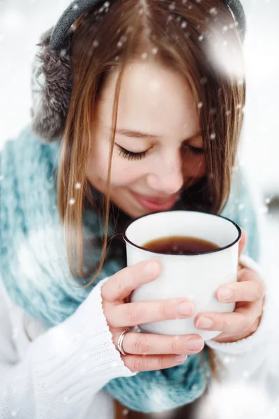 겨울에 야외에서 뜨거운 음료를 마시는 여성 — 스톡 사진