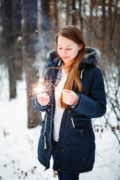 Bella sorridente femminile Holding Sparklers — Foto Stock