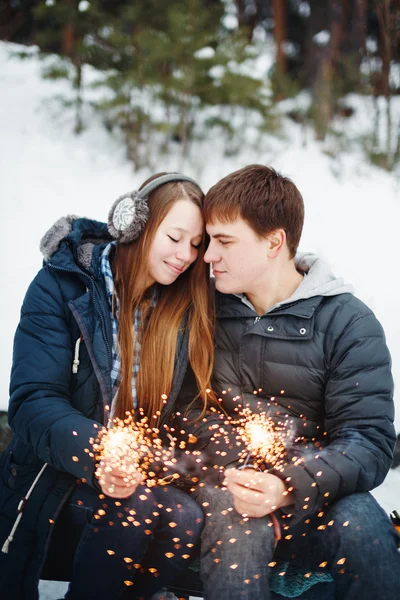 Casal com faíscas de férias celebrando o Natal — Fotografia de Stock