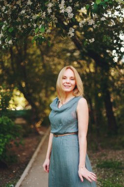 Genç güzel kadın açık gülüyor