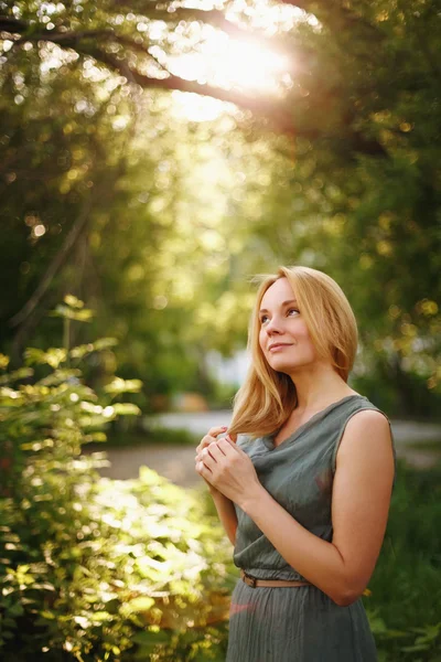 Junges romantisches Weibchen am Sommerabend — Stockfoto