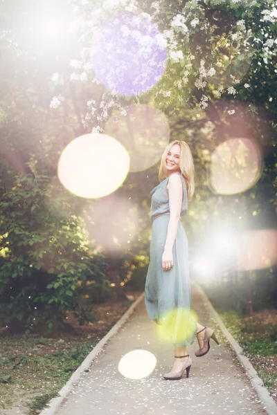 Joven mujer feliz de pie en la noche de primavera — Foto de Stock