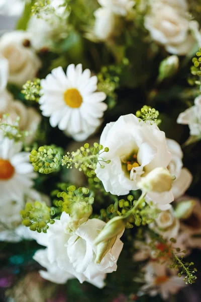 Čerstvá kytice bílé růže a heřmánku zblízka — Stock fotografie