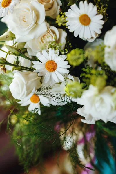Bukiet świeżych białej róży i rumianek z bliska — Zdjęcie stockowe