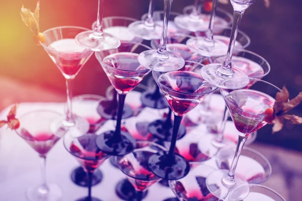 Пирамида бокалов шампанского с цветными коктейлями — стоковое фото