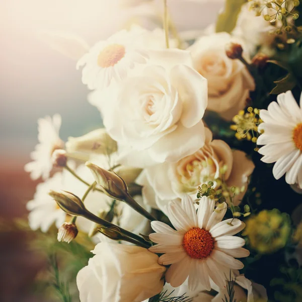 Beyaz gül ve papatya taze buket yakın çekim