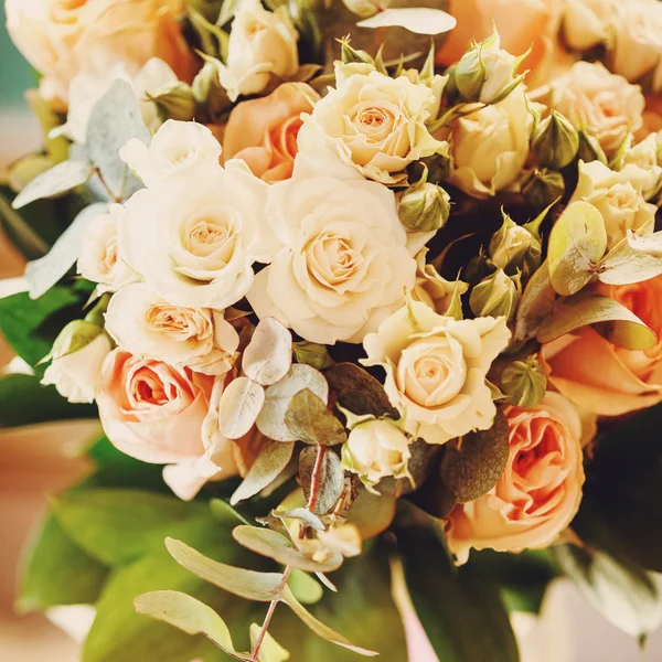 Свадебный букет с белыми и сливочными розами — стоковое фото