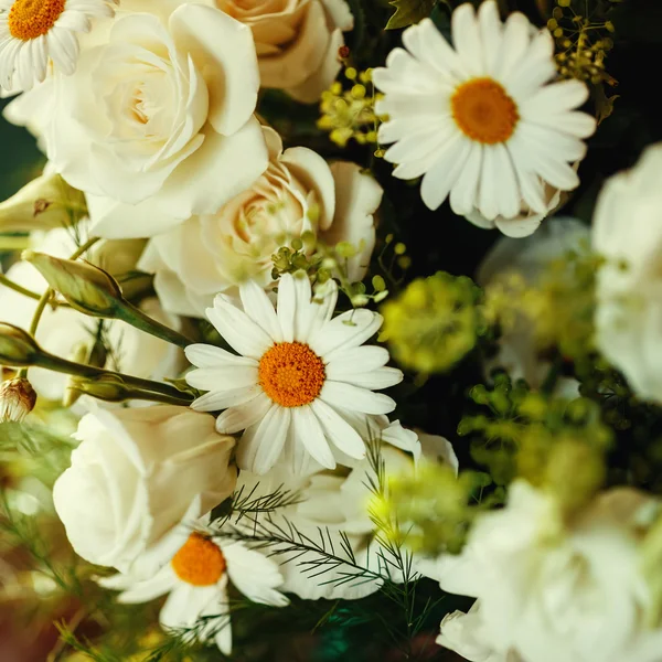 Fresh Bouquet of White Rose and Chamomile Close Up — Stock Photo, Image