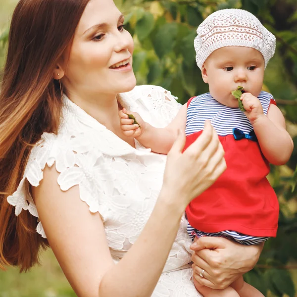 Ritratto di felice giovane madre che tiene in braccio il suo bambino — Foto Stock