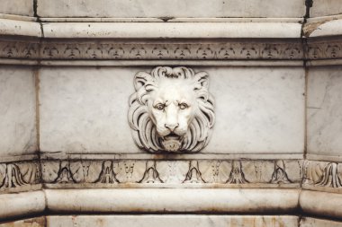 Antik mermer aslan kısma baş 