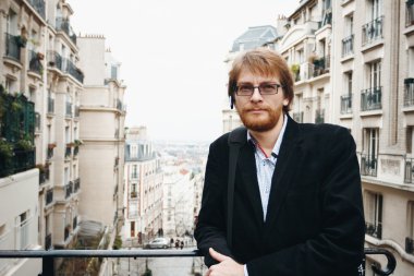 Sakallı yakışıklı Paris, Fransa