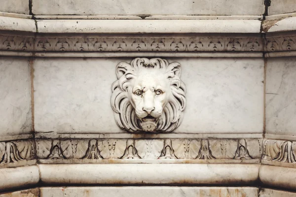 Antiga cabeça de leão de mármore Bas-Relief — Fotografia de Stock