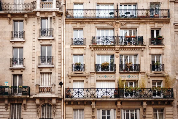 Arquitetura francesa com janelas típicas — Fotografia de Stock