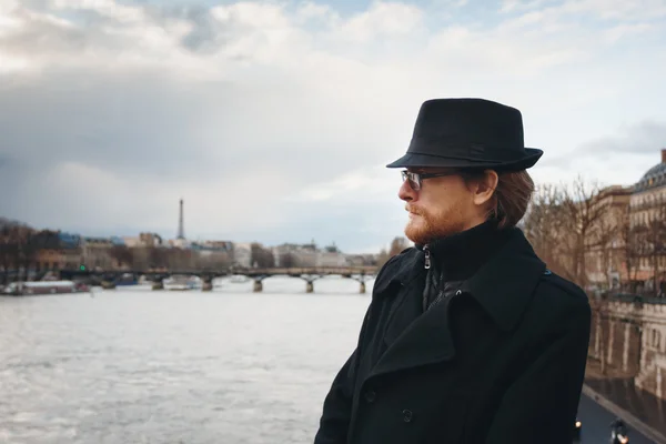 Серьёзный Pensive Bearded Man Wearing Hat в Париже — стоковое фото