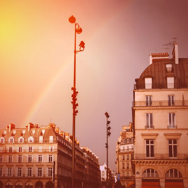 Парижская улица вид с радуги в небе после дождя — стоковое фото