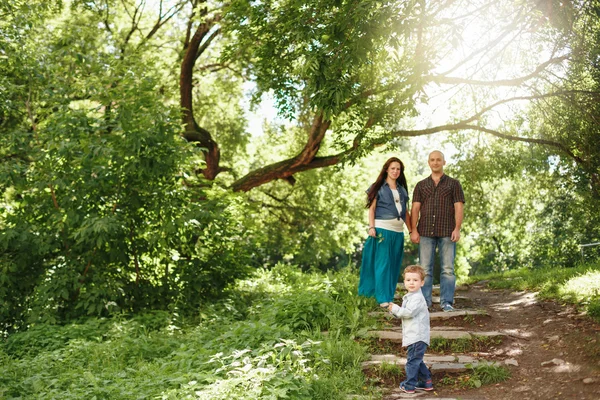 Glücklich Familie im Freien Wandern im Sommer — Stockfoto