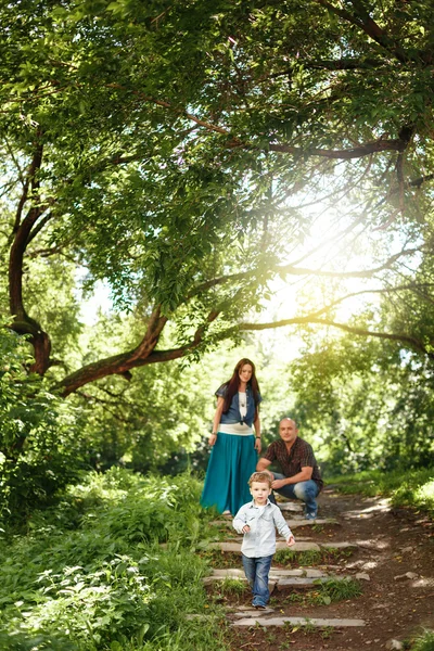 Família feliz passar tempo juntos ao ar livre — Fotografia de Stock