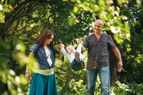 Jeunes parents jouant avec leur fils — Photo