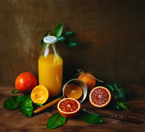 Бутылка свежего апельсинового сока — стоковое фото