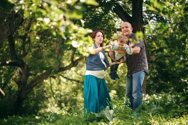 Lycklig familj som har roligt utomhus — Stockfoto