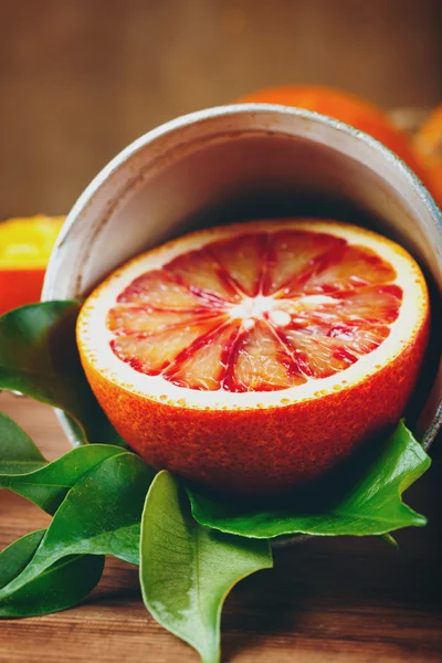 La mitad jugosa madura de una fruta cítrica naranja —  Fotos de Stock