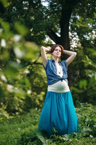 Junge schwangere Frau im Sommerpark — Stockfoto