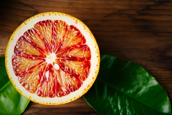 Die Hälfte einer orangen Zitrusfrucht aus nächster Nähe — Stockfoto