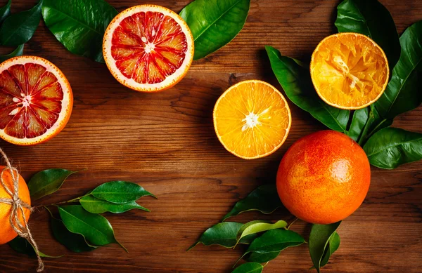 Bodegón con frutas cítricas jugosas maduras —  Fotos de Stock