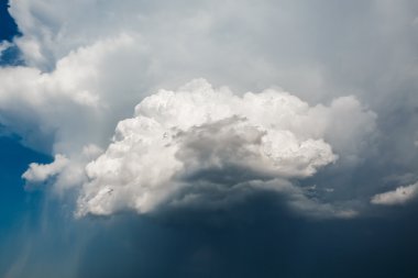 Fırtınalı bulutlar epik arka plan ile gökyüzü
