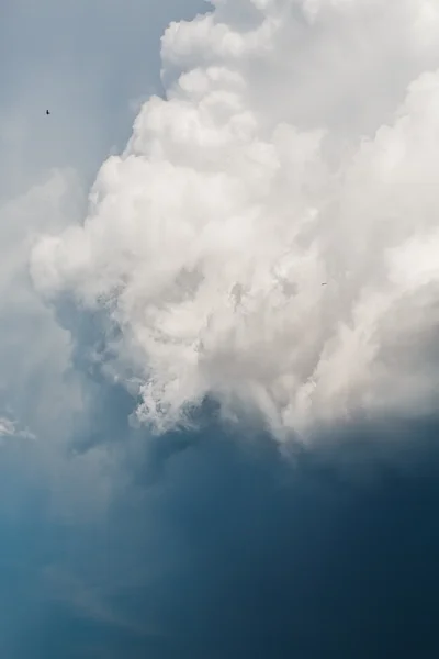 Blue Sky with Stormy Cumulus Clouds — Stock Photo, Image