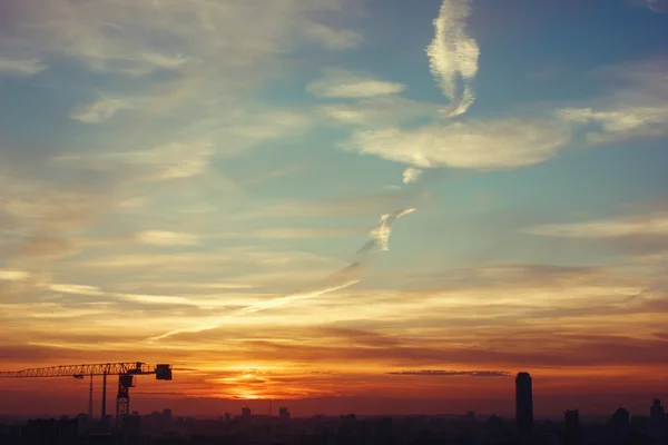 Céu do pôr-do-sol com belas nuvens sobre a cidade — Fotografia de Stock