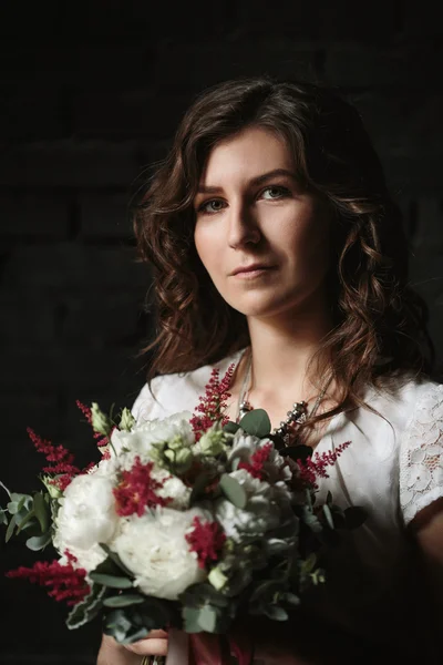 Mariée tenant Bouquet de fleurs luxueux — Photo