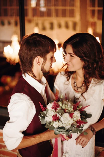 다락방 인테리어에 키스 하는 커플 웨딩 — 스톡 사진