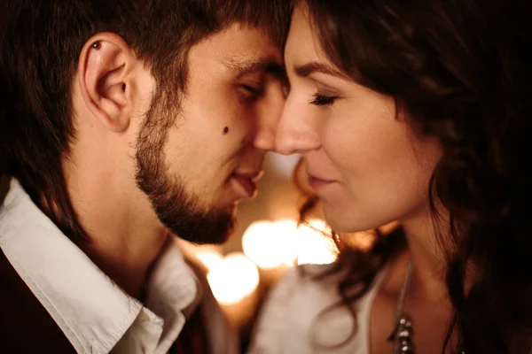 Casal bonito com olhos fechados Beijos — Fotografia de Stock