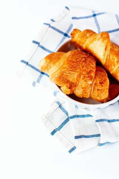 Čerstvě upečený domácí francouzské croissanty — Stock fotografie