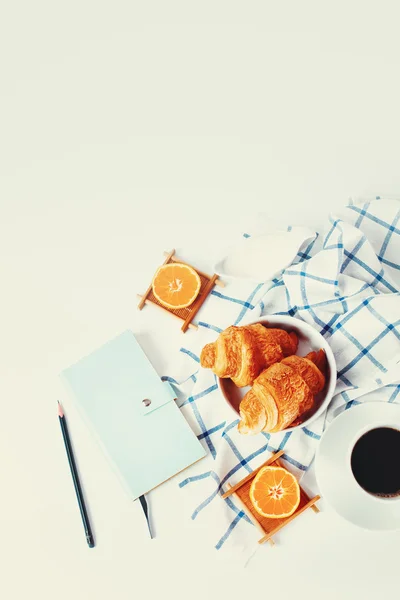 Petit déjeuner avec croissants fraîchement cuits au four — Photo gratuite