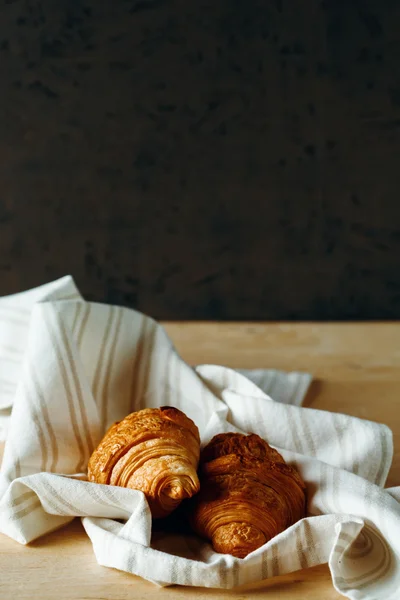 Croissants français maison fraîchement cuits au four — Photo