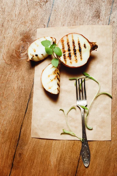 Grilled Onion with Fresh Basil — Stock Photo, Image